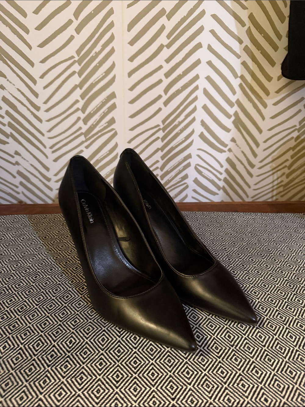 Calvin Klein Black Pointed Leather Pumps W8